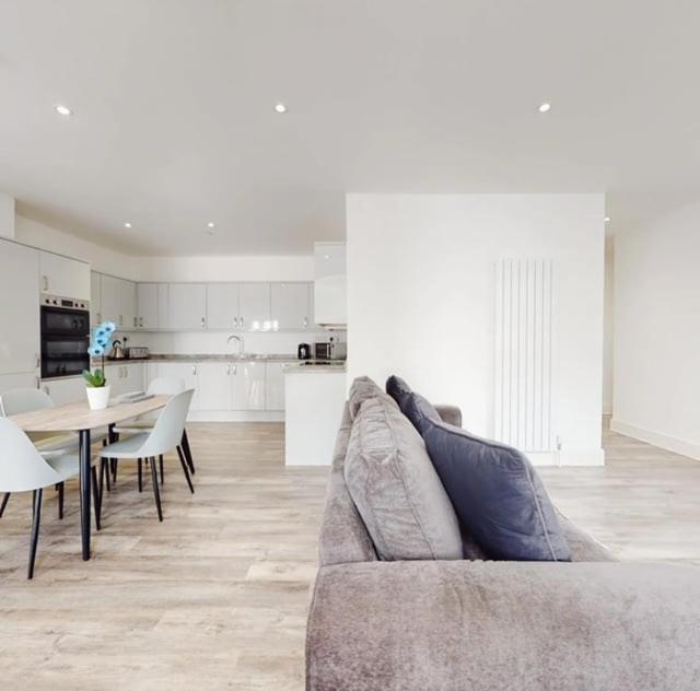 Spacious Two Bedroom Apartment With Valley Views Abertillery Exterior foto